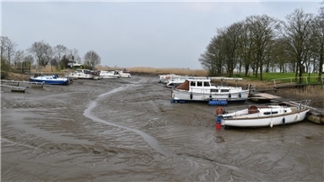 Die Verschlickung im Hafen Absersiel hat weiter zugenommen. Stark betroffen sind jetzt auch die Ränder mit den Anlegestellen.
