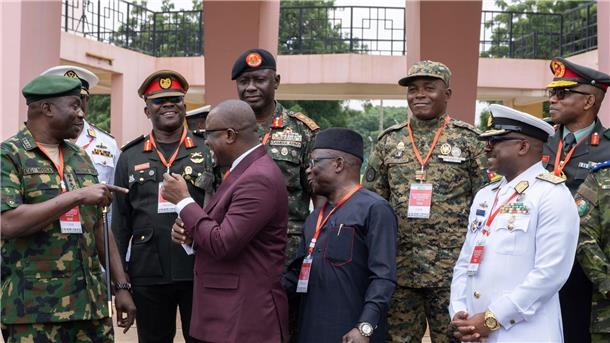 Die Verteidigungsminister der Länder der Wirtschaftsgemeinschaft Westafrikanischer Staaten (Ecowas) mit Ausnahme von Mali, Burkina Faso, Tschad, Guinea und Niger posieren für ein Gruppenfoto.