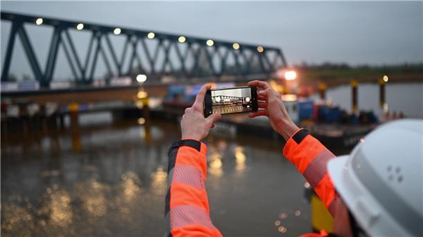 Landesregierung in der Kritik: Huntebrücke-Projekt in Elsfleth stockt Die Verzögerung beim Neubau der Huntebrücke in Elsfleth sorgt für Unklarheit. Gutachten bremsen das Projekt bis 2027 aus.