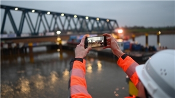 Die Verzögerung beim Neubau der Huntebrücke in Elsfleth sorgt für Unklarheit. Gutachten bremsen das Projekt bis 2027 aus.