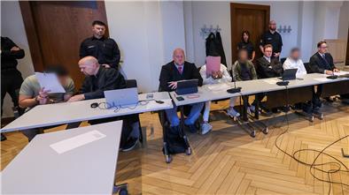Die Verteidiger Alexander Ukat (2.v.l), Phillip Kaiser (3.v.l), Pascal Ackermann (6.v.l) und Matthias Steppuhn (8.v.l) besprechen sich beim Prozessauftakt mit ihren Mandanten, den vier Angeklagten. 