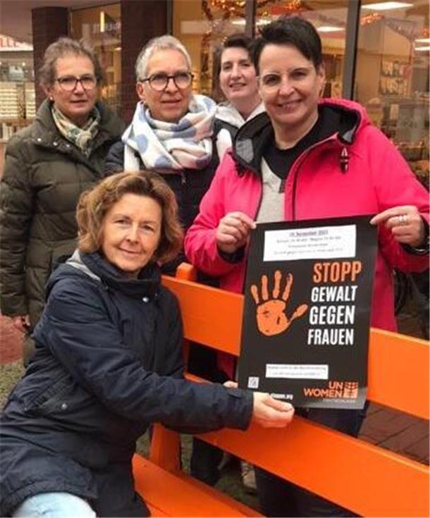 Fünf Frauen halten ein Plakat "Stopp Gewalt gegen Frauen" in den Händen. 
