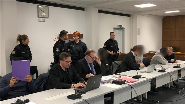 Die vier jugendlichen Angeklagten aus den Niederlanden mit ihren Anwälten vor dem Landgericht Bremen. 