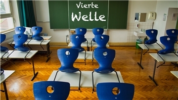 Ein Klassenraum mit Stühlen.