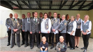 Mitglieder des Schützenvereins Selsingen sind in einer Halle zu sehen.