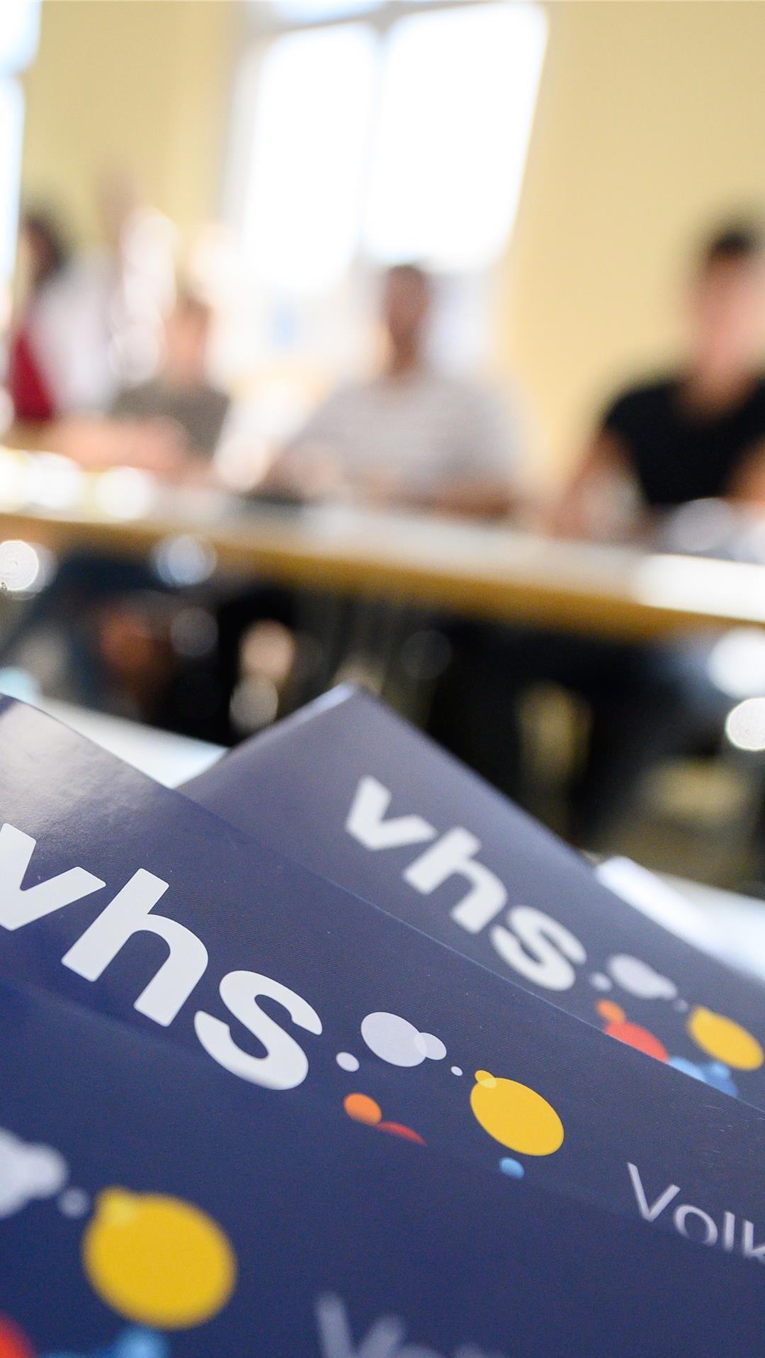Die Volkshochschulen fahren langsam wieder hoch. Ab Montag laufen wieder erste Kurse und Veranstaltungen.