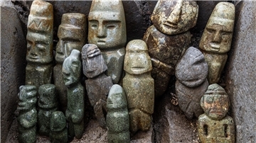 Die vom Nationalen Institut für Anthropologie und Geschichte (INAH) zur Verfügung gestellte Aufnahme zeigt Skulpturen als Teil eines archäologischen Fundes.