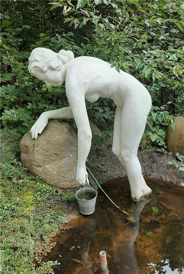 Skulptur mit Stein und Wasser