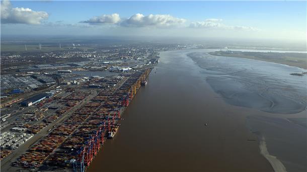 Luftbild vom Containerterminal an der Weser.
