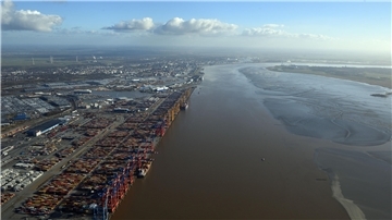 Luftbild vom Containerterminal an der Weser.