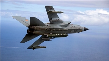 Die von der Bundeswehr herausgegebene Aufnahme zeigt einen Kampfjet Tornado IDS ASSTA 3.0, bestückt mit dem Lenkflugkörper Taurus.