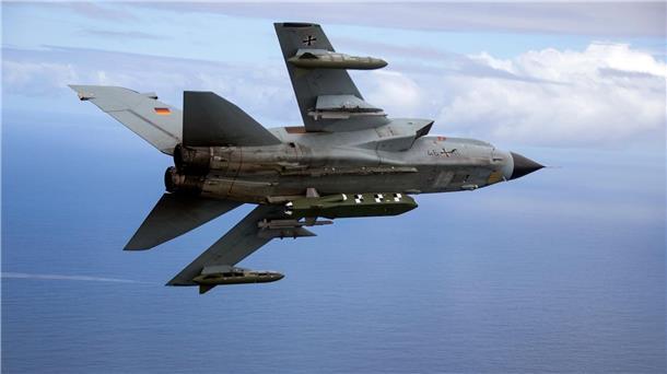 Scholz will keine Taurus-Raketen liefern Die von der Bundeswehr herausgegebene Aufnahme zeigt einen Kampfjet Tornado IDS ASSTA 3.0, bestückt mit dem Lenkflugkörper Taurus.