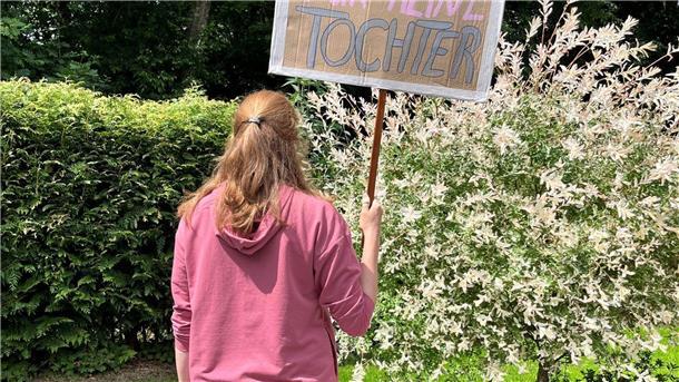 Demo für Königinnen Die Vorbereitungen auf die Demo von „Gilde für alle“ laufen auf Hochtouren. Die Mitglieder bereiten zum Beispiel Schilder vor.