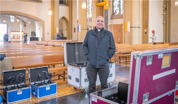 Höllisches Chaos im Gotteshaus: Katholische Kirche Bremerhaven kommt live im ZDF Die Vorbereitungen für den ZDF- Fernsehgottesdienst in der Herz-Jesu-Kirche in Geestemünde laufen am Freitag und Samstag auf Hochtouren: Pfarrer Marcus Scheiermann ist ein bisschen wie der Fels in der Brandung während des technischen Aufbaus.