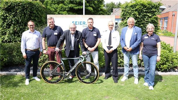 Die Vorfreude auf Bike Navy 2025 ist groß (von links): Björn Schröder (Ex-Radprofi), Andreas Kramer (Seier Geschäftsleitung), Organisator Christian Stoll, Matthias Freytag (Seier Geschäftsleitung), Fregattenkapitän Stephan Giesbers, Projektdirektor Dirk Wurzer und Pamela Wilczek Seier-Marketing.