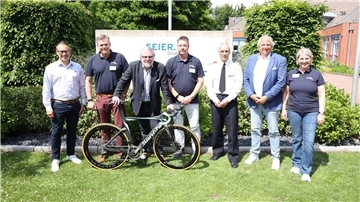 Die Vorfreude auf Bike Navy 2025 ist groß (von links): Björn Schröder (Ex-Radprofi), Andreas Kramer (Seier Geschäftsleitung), Organisator Christian Stoll, Matthias Freytag (Seier Geschäftsleitung), Fregattenkapitän Stephan Giesbers, Projektdirektor Dirk Wurzer und Pamela Wilczek Seier-Marketing.