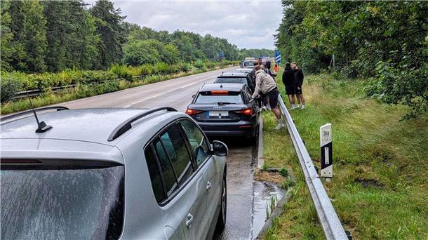 Stau, Regen und Chaos: Die Anreise zum Deichbrand 2024 wird zum Geduldsspiel! Stillstehende Autos bei der Ausfahrt Nordholz.