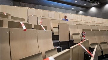Die Vorlesungsräume in der Hochschule sind an die Abstandsregelungen angepasst. Einige Sitzplätze wurden abgeklebt.