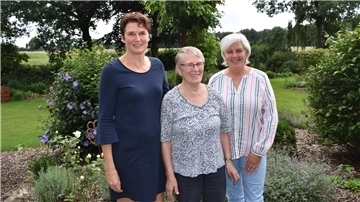 Die Vorsitzende der Zevener Landfrauen, Petra Beneke (von links), und ihre Vorgängerinnen Inge Martens und Elfie Müller.