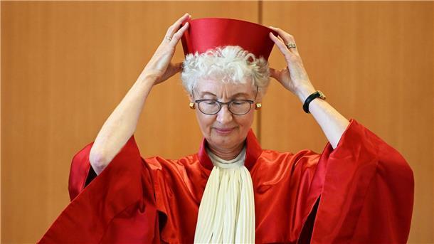 Die Vorsitzende es Zweiten Senats verkündet aber auch eine grundlegende Änderung: Die Fünf-Prozent-Hürde gilt nur mit bestimmten Maßgaben fort.