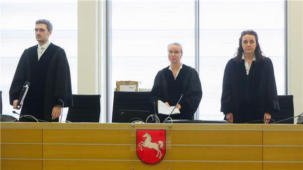 Prozesstag gegen Maddie-Verdächtigen endet abrupt Die vorsitzende Richterin Uta Engemann (M.) mit den Richtern Timo Schmidt (l.) und Anke Hesse (r) zu Prozessbeginn im Gerichtssaal.