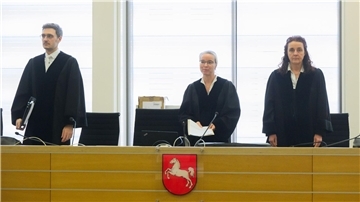 Die vorsitzende Richterin Uta Engemann (M.) mit den Richtern Timo Schmidt (l.) und Anke Hesse (r) zu Prozessbeginn im Gerichtssaal.