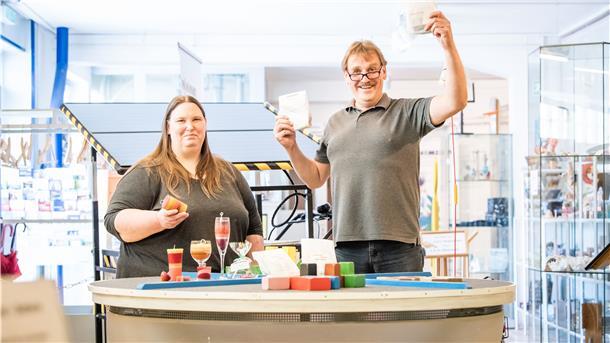 Die Vorsitzenden des Phänomenta-Vereins Dr. Petra Brandt und Alfred Röhling. Gegen eine Spende gibt es kleine Basteltüten.