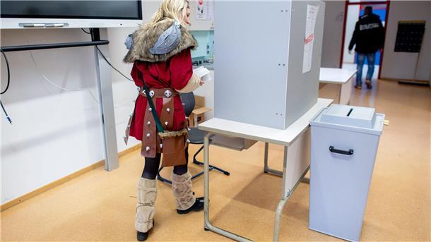 Dinosaurier und Co wählen vor dem Karneval Die Wählerin Linda kostümiert sich als Wikingerin.