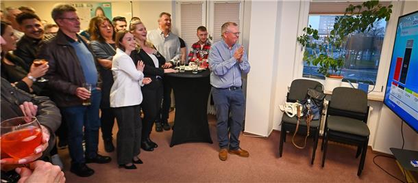 Die Wahlparty der CDU in der Bremerhavener Geschäftsstelle. Hier die Reaktionen auf die erste Hochrechnung.Scheschonka
