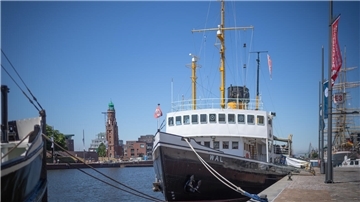Der Dampfeisbrecher "Wal" liegt im neuen Hafen an der Leine. 