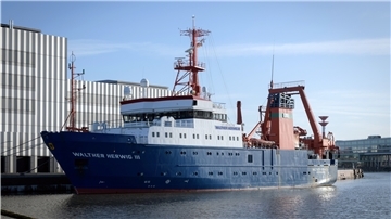 Ein Schiff.