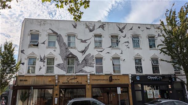 125. Geburtstag von Alfred Hitchcock - In London fing es an Die Wand eines Gebäude in Leytonstone, dem Geburtsort von Regisseur Alfred Hitchcock, ist in Anspielung auf seinen Thriller „Die Vögel“ mit den Tieren verziert.