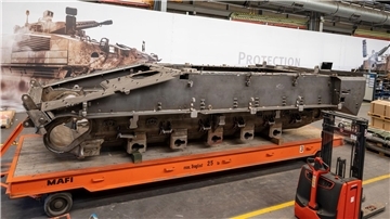 Die Wanne von einem Schützenpanzer Lynx steht in einer Fertigungshalle von Rheinmetall.