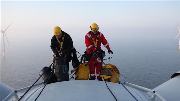 Die Wartung der Offshore-Windräder geht unter besonderen Auflagen weiter.
