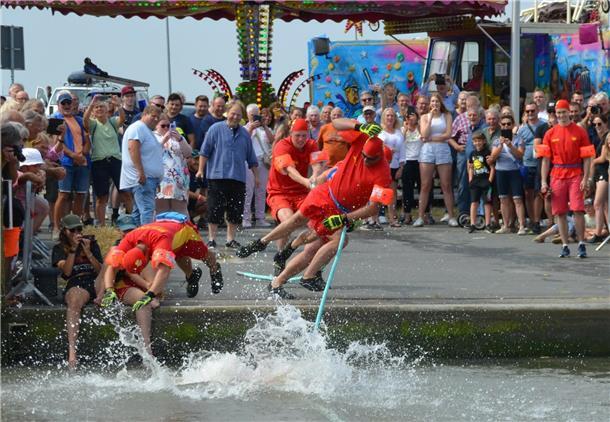 Die "wasserscheuen Seepferdchen", ein Team der DLRG Dorum, kennen sich schon gut...