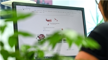 Die Website der Deutschen Digitalen Bibliothek (DDB) ist auf einem Bildschirm zu sehen. Viele Einrichtungen präsentieren sich im Internet. Auch die Gemeinde Breddorf arbeitet gemeinsam mit einer Agentur an einer Website. 