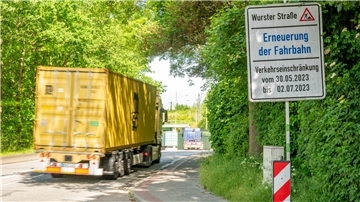 Die Weddewardener Ortsdurchfahrt soll abschnittsweise erneuert werden. Hier der frühe Hinweis darauf an der Wurster Straße.