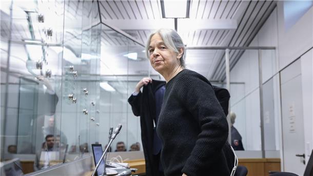 Klette-Verteidigung scheitert mit mehreren Anträgen Die wegen einer Raubserie angeklagte Daniela Klette verfolgte den zweiten Prozesstag im Staatsschutzsaal des Oberlandesgerichts Celle.