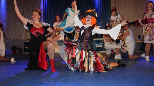 Die Wehdeler Showtanzgruppe begeisterte das Publikum mit tollem Tanz und bunten Kostümen.