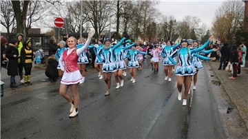 Die Wehdeler Tanzgarden nehmen traditionell unter Leitung von Daniela Dees in bunten Kostümen am Umzug teil.