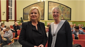 Die Wehrbeauftragte des Deutschen Bundestages, Eva Högl (links), und die Vorsitzende der Goethe-Gesellschaft in Nordenham, Stefanie Seyfarth, kennen sich privat. Die beiden Juristinnen waren während ihres Referendariats beide am Oberlandesgericht Oldenburg tätig.