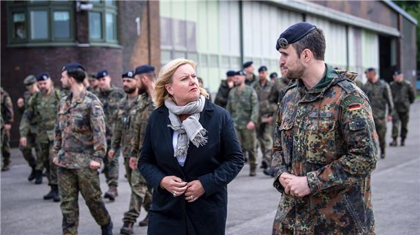 „Zeitenwende“: Wehrbeauftragte fordert Ende der Behäbigkeit Die Wehrbeauftragte Eva Högl bei einem Truppenbesuch in Schortens im Juni vergangenen Jahres.