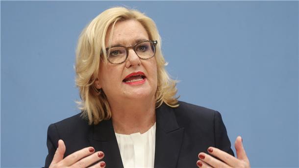 Högl glaubt nicht an Ziel für Aufstockung der Bundeswehr Die Wehrbeauftragte Eva Högl (SPD) plädiert dafür, Bewerberinnen und Bewerbern klar zu sagen, dass diese auch bereit sein müssten, ihr Leben zu geben, wenn sie sich für den Soldatenberuf entscheiden.