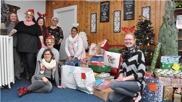 Die Weihnachtsengel aus dem Arbeitslosenzentrum machen sich auf den Weg zu den Kindern, die Geschenke von Leserinnen und Lesern der Kreiszeitung Wesermarsch bekommen. Unser Bild zeigt (von links) Claudia Kimmel, Andrea Singh, Kea Kimmel, Sonja Brödje (die 2. Vorsitzende des Arbeitslosenzentrum e.V.), davon Michelle Börjes und Süntka Janßen sowie Denise Smith und Alina Huisman.
