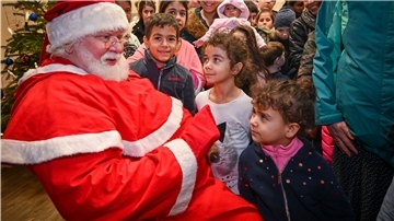 Die Weihnachtsgeschenke vom Wunschbaum werden bei der Bremerhavener Tafel übergeben. Als Weihnachtsmann: Manfred Jabs.