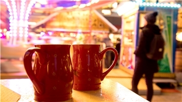 Die Weihnachtsmärkte sind abgesagt. Eigentlich wollte der Senat auch generell den Verkauf von Glühwein an Buden und Ständen untersagt, um Ansammlungen zu verhindern. Nach der Debatte in der Bürgerschaft milderte er das strikte Verbot ab. Nun wird der Glühweinverkauf nur noch für den direkten Verkauf vor Ort untersagt. Die Corona-Maßnahmen bleiben umstritten, das zeigte auch die Debatte in der Bürgerschaft.