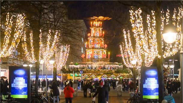 Lichter, Maritimes und Rekorde - Weihnachtsmärkte im Norden Die Weihnachtspyramide in der Innenstadt von Hannover öffnet am 25. November. (Archivbild)
