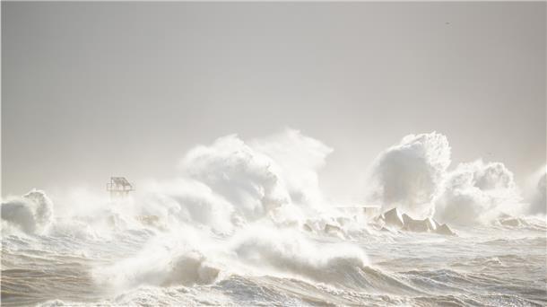 Die Wellen der Nordsee peitschen während eines Sturms.