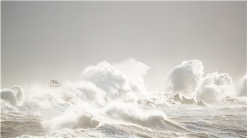 Die Wellen der Nordsee peitschen während eines Sturms.
