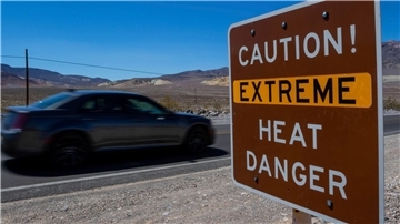 „Die Welt sitzt auf einem heißen Stuhl“, meint UN-Generalsekretär António Guterres. Hier ein Warnschild im Death Valley National Park, Kalifornien.